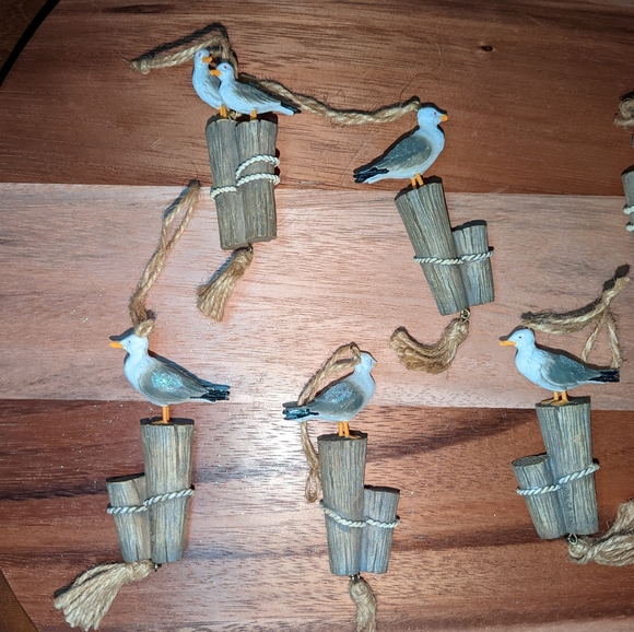 Seagulls on Perch Ornaments - Picture 2 of 3